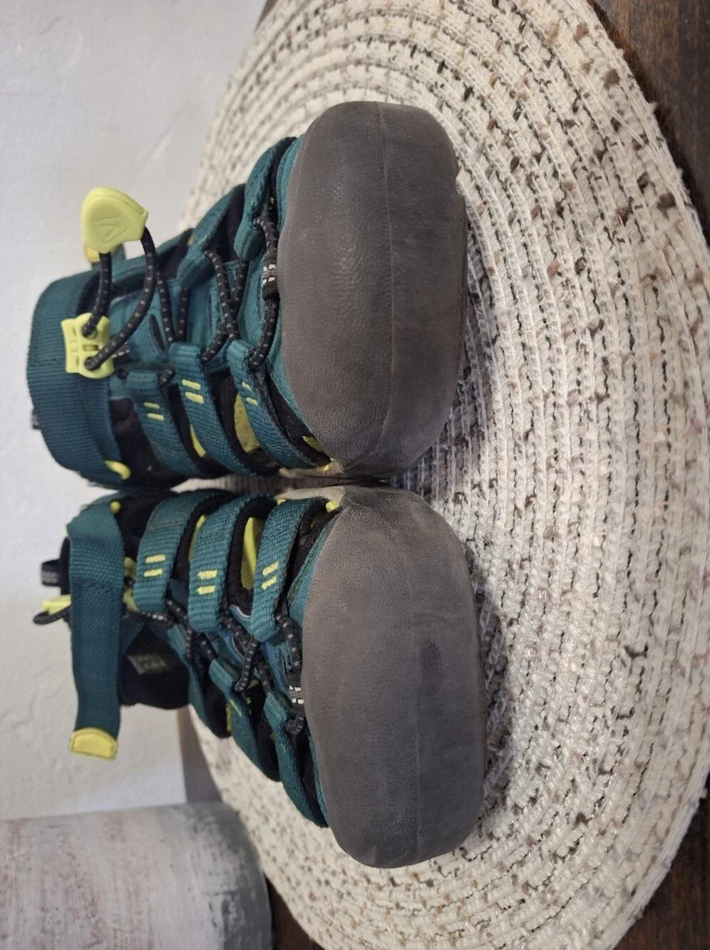 Kid's Keen Green Outdoor Sandals Size 6.